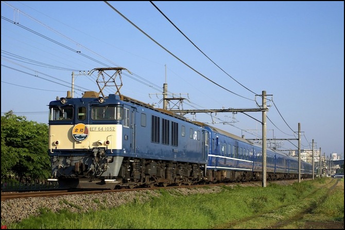 JR_East_EF64-1052_Limited_Express_Hokuriku