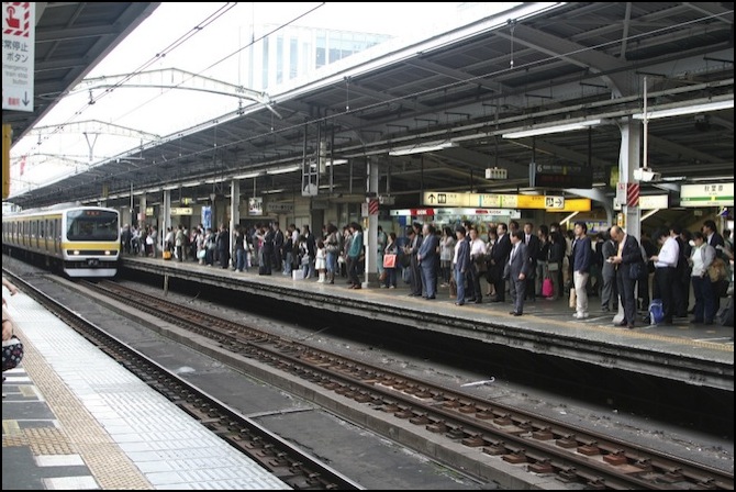 station-catenary-commuter