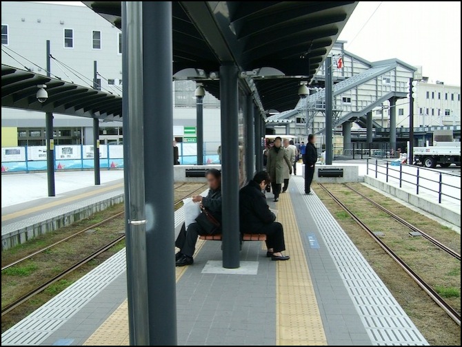 ToyamaLightRail-toyamaekikita-platform